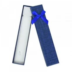 boîte bleu carton pour l'anniversaire d'un enfant